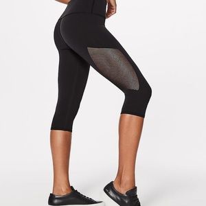 NWT Lululemon  Reveal Crop Meduim Rise Black SZ 10